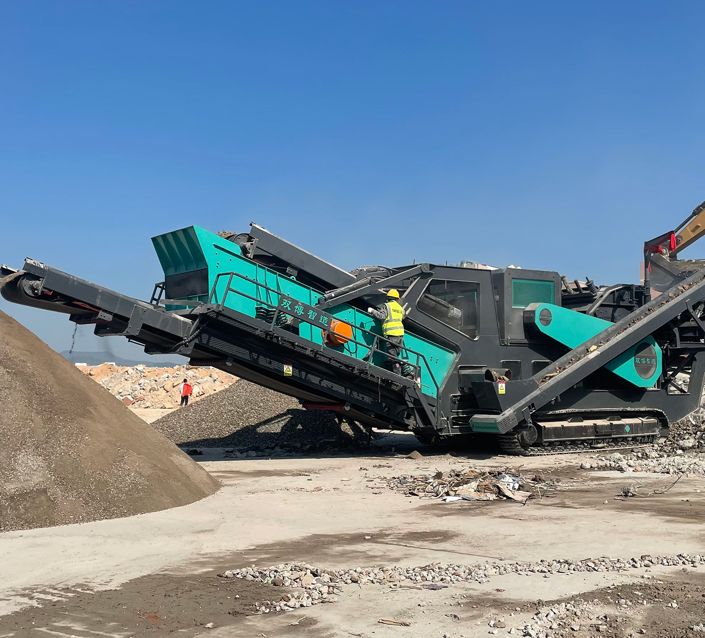 反擊式移動(dòng)破碎站每小時(shí)能處理多少建筑垃圾？